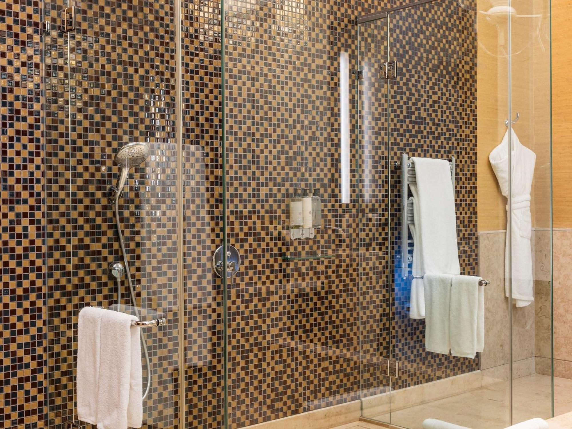 蒙得维的亚卡拉斯科赌场和spa中心索菲特酒店 外观 照片 A shower with a sliding door