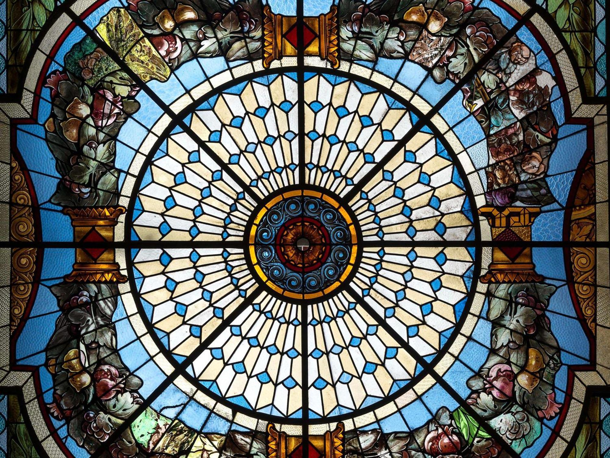 蒙得维的亚卡拉斯科赌场和spa中心索菲特酒店 外观 照片 The stained glass ceiling of the sanctuary