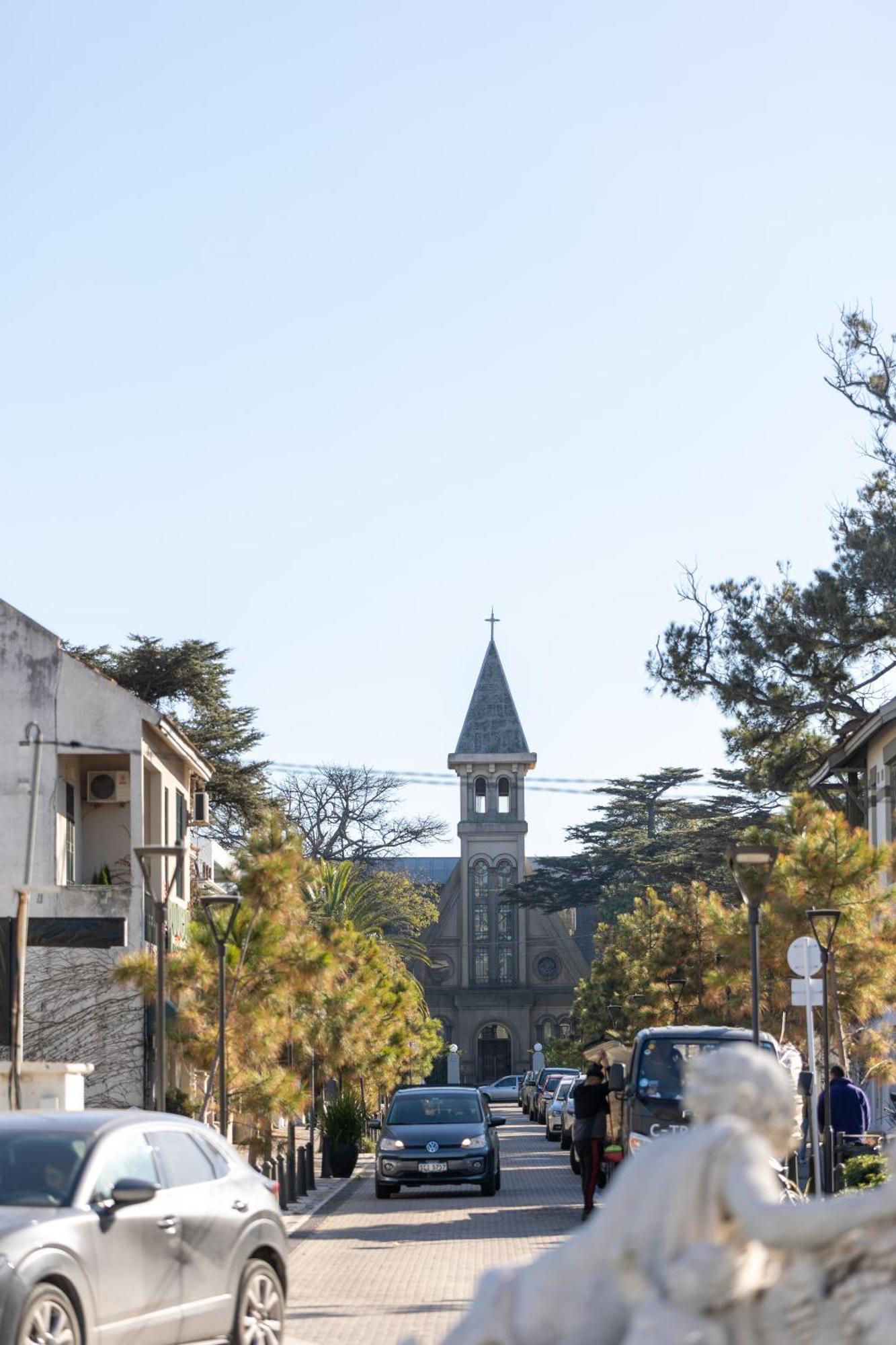 蒙得维的亚卡拉斯科赌场和spa中心索菲特酒店 外观 照片 The bell tower of the church