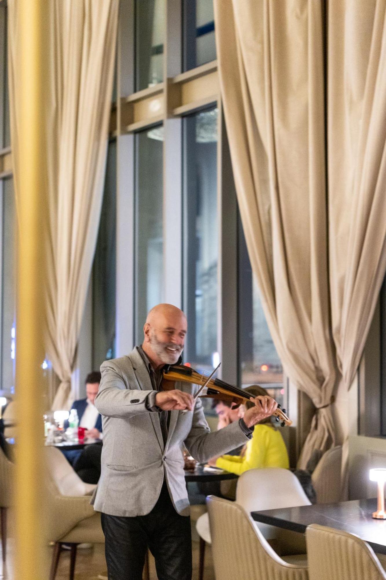 蒙得维的亚卡拉斯科赌场和spa中心索菲特酒店 外观 照片 The violinist at the opening of the restaurant
