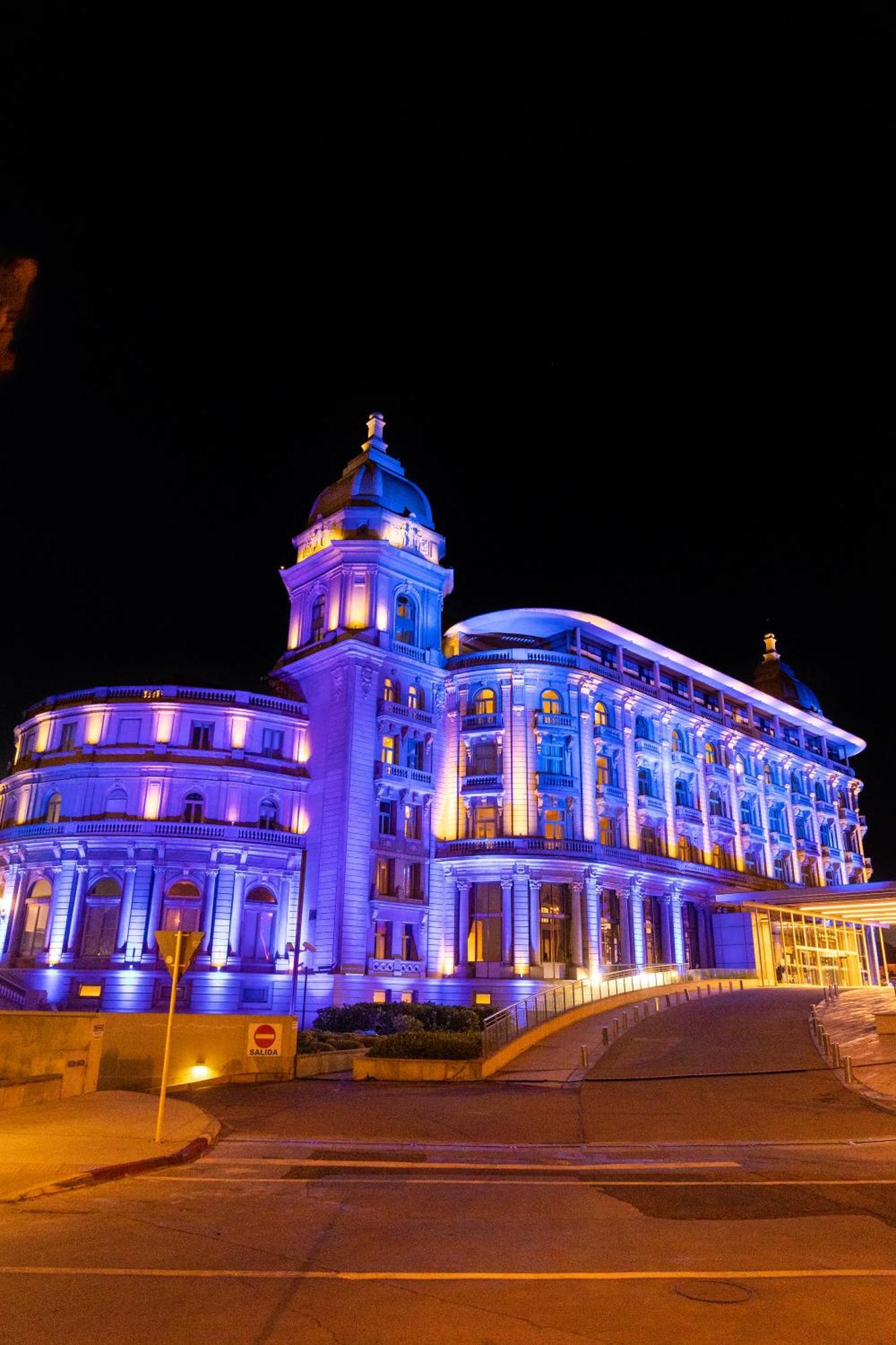 蒙得维的亚卡拉斯科赌场和spa中心索菲特酒店 外观 照片 The hotel at night