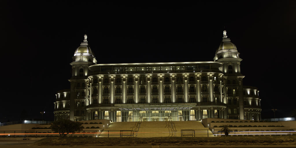 蒙得维的亚卡拉斯科赌场和spa中心索菲特酒店 外观 照片 The Grand Hotel at night